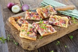 Flammkuchen mit Sauerkraut und Speck Flammkuchen Mit Sauerkraut Und Speck