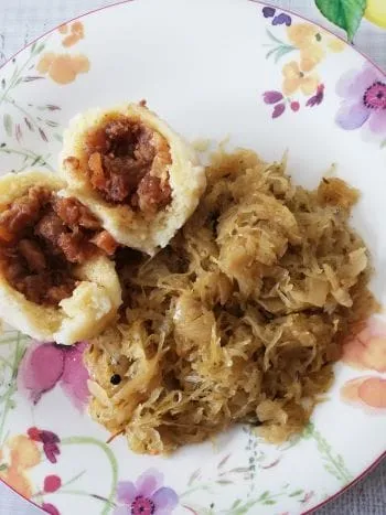 Grammelknödel ala Fini Oma Grammelknödel ala Fini Oma mit Sauerkraut, ein Klassiker der österreichischen Knödelküche.