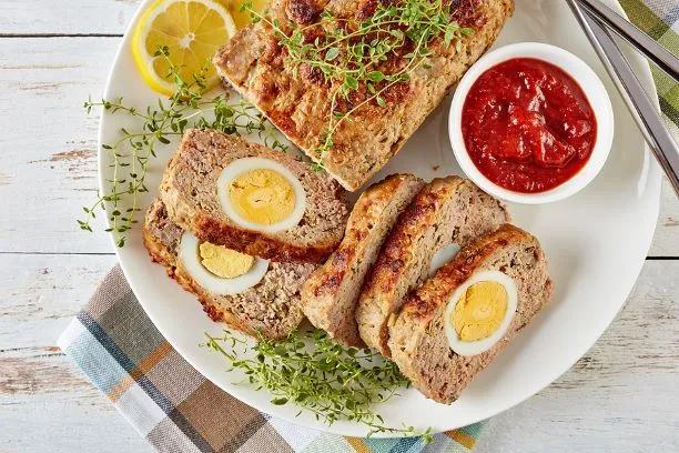 Hackbraten mit Ei Der Hackbraten mit Ei ist bestimmt ein Festschmaus für die ganze Familie