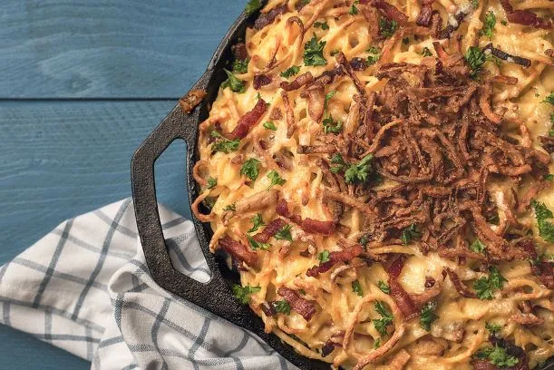 Kässpätzle Im Ofen gebackenen Kässpätzle mit grösteten Zwiebel und frischem Petersilie bestreut.