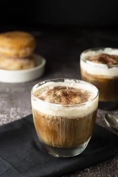 Karamell Affogato Ein italienisches Dessert aus Espresso und Vanilleeis ist der Karamell Affogato