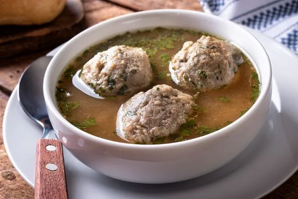 Leberknödelsuppe Der Klassiker der österreichischen Küche ist die Leberknödelsuppe