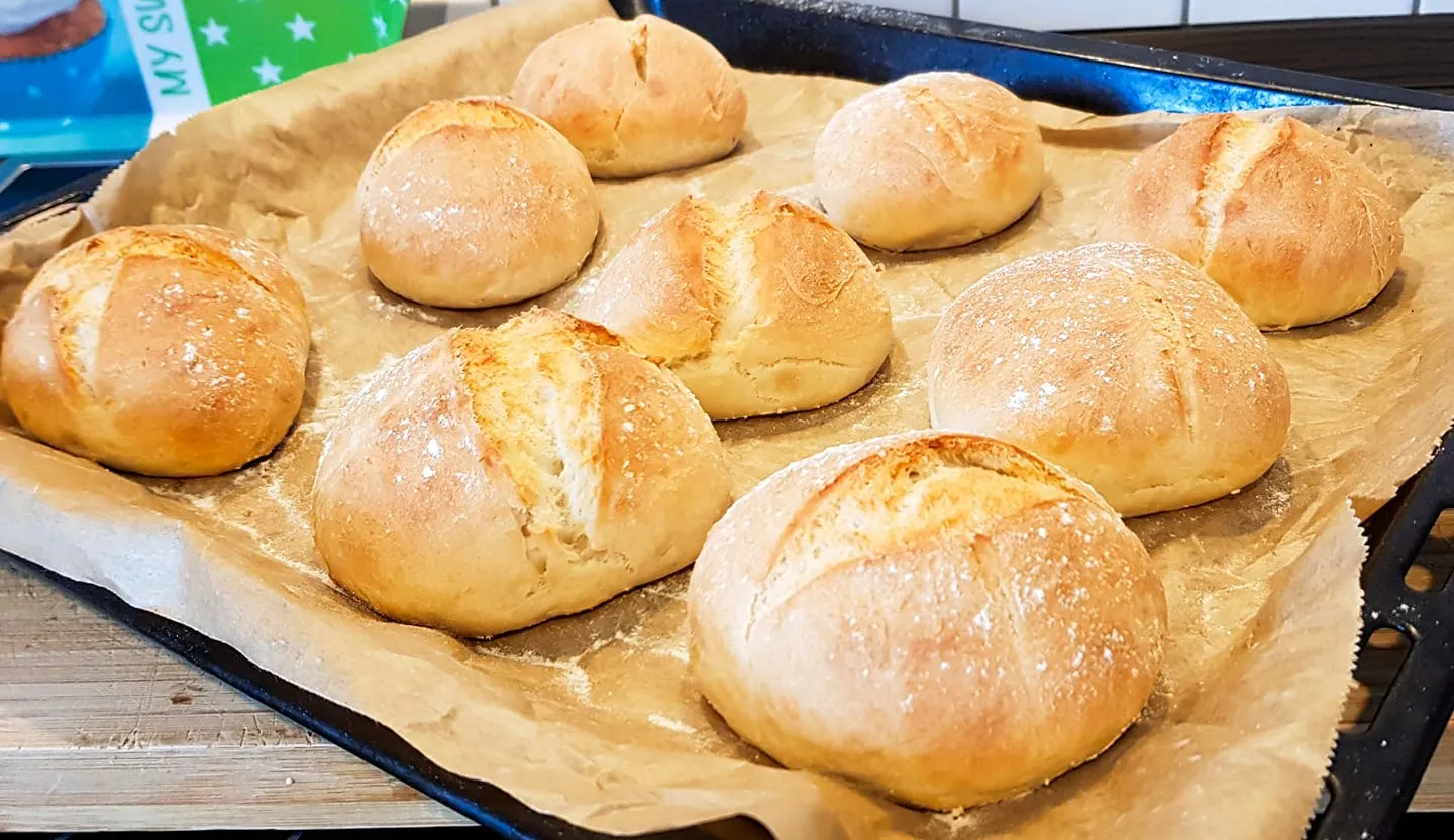 Brötchen backen Brötchen backen die man nach Herzenslust belegen kann.