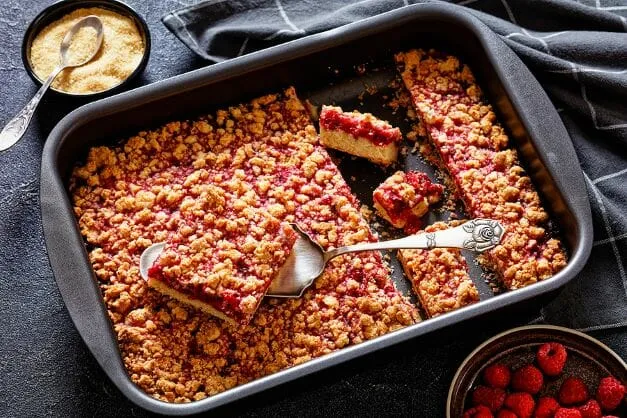 Himbeer Crumble Kuchen Ein perfektes Dessert für Naschkatzen ist Omas Himbeer Crumble Kuchen!