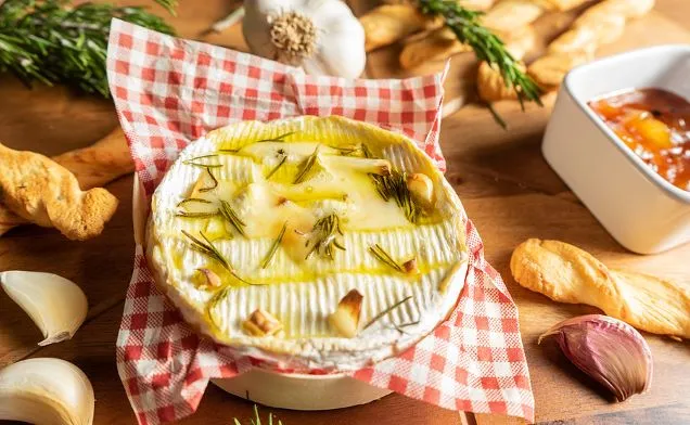 Im Ofen gebackener Camembert Ein kulinarisches Highlight