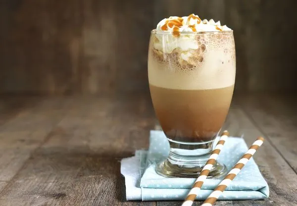 Karamell Frappuccino Karamell Frappuccino ist ein kräftiger Espresso, mit einem Schuss Milch und einer großen Handvoll Crushed Ice.