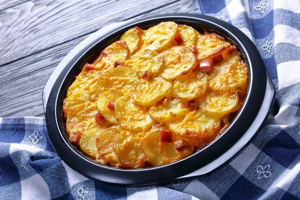 Kartoffel Schinken Gratin Hier ein besonders leckeres Rezept mit scharfen Cheddar-Käse.