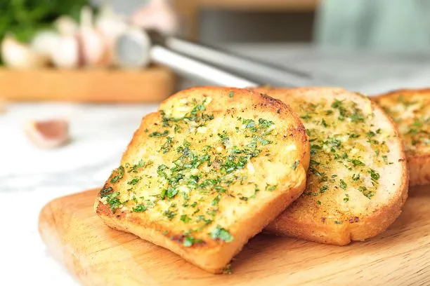 Getoastetes Brot mit Knoblauch und Kräuter Getoastetes Brot Mit Knoblauch Und Kräuter