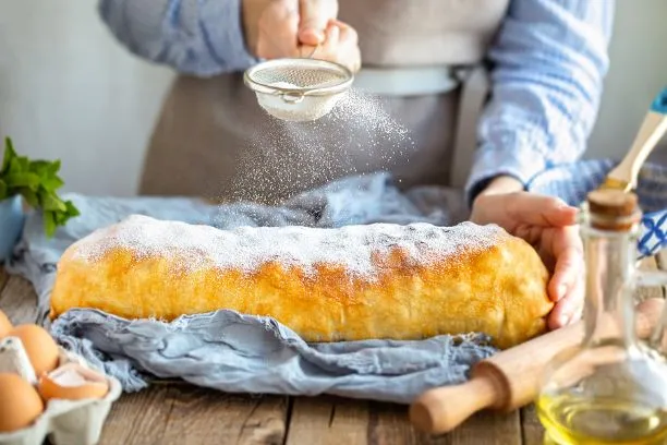 Wiener Apfelstrudel Dieser Apfelstrudel wird Ihnen ganz sicher auf der Zunge zergehen.