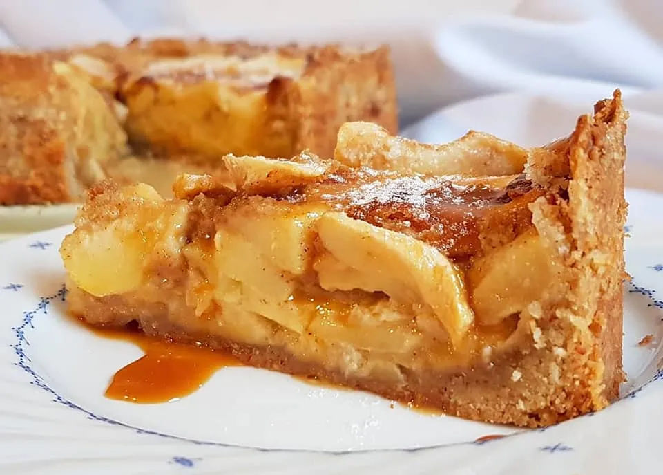 Apfel Karamell Kuchen Die Kombination Apfel mit Marzipan und dazu die Karamellsauce ist so lecker