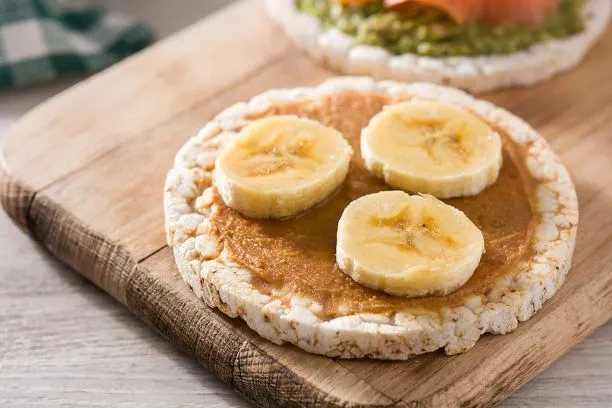 Reiswaffeln mit Erdnussbutter und Banane Reiswaffeln mit selber gemachter Erdnussbutter
