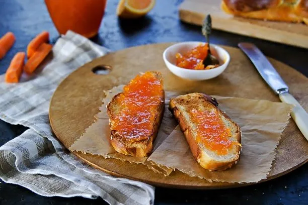 Toastbrot mit Möhren Orangen Marmelade so wie sie Oma immer machte