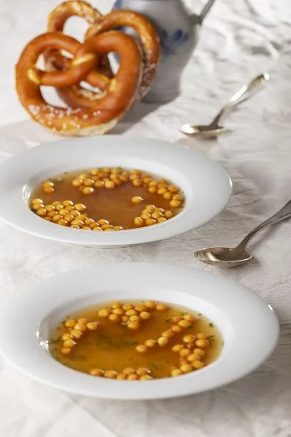 Backerbsensuppe In diesem Rezept werden die Backerbsen für die Suppe selber gemacht