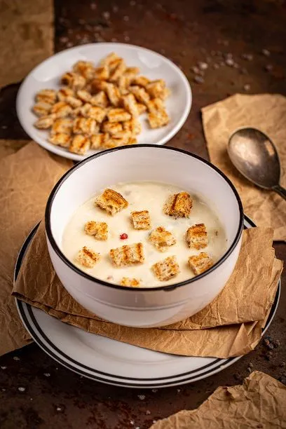 Knoblauchcremesuppe mit Brotcroutons Besonders in der kalten Jahreszeit ist eine wärmende Suppe gefragt