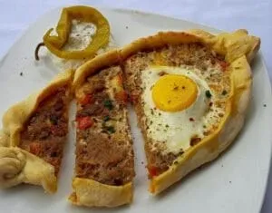 https://omas-1-euro-rezepte.net/beliebte-rezepte/pide-schiffchen-mit-ei.html Pide Schiffchen Mit Ei