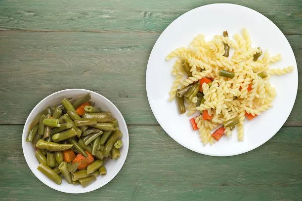 Fisolensalat mit Karotten Fisolensalat mit Karotten und mit gekochten Nudeln serviert.