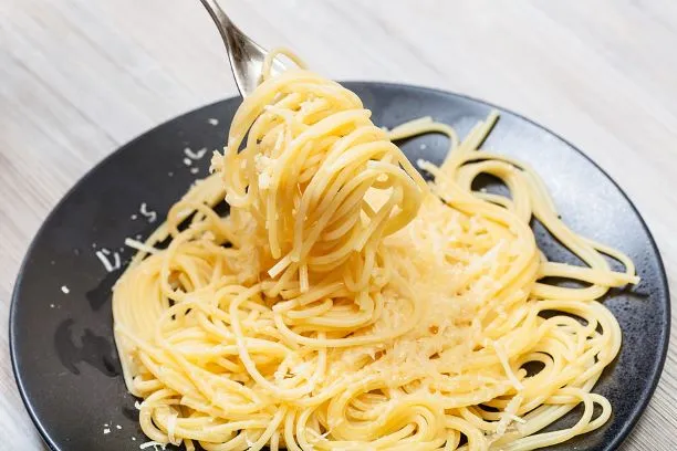 Spaghetti mit Butter und Käse Das einfach und günstig auch super lecker sein kann beweisen Spaghetti mit Butter und Käse.