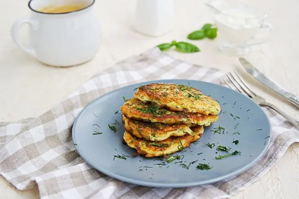 Zucchini Feta Puffer Diese knusprigen Zucchini Feta Puffer eignen sich hervorragend als Vorspeise