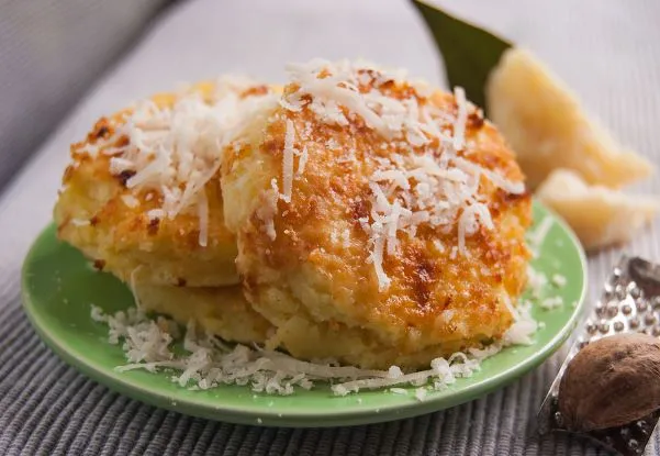 Gebackene Grießgnocchi Grießgnocchi mit geriebenem Käse und Muskatnuss