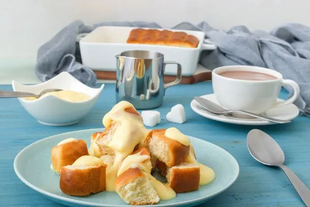 Gebackene Hefebrötchen mit Vanillesauce ein bekanntes Wiener Dessert namens Buchteln