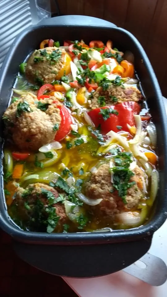 Gefüllte Paprika mit Schafkäse und Hackfleisch gefüllte Paprika mit Schafkäse und Hackfleisch mit einer reinen fruchtigen Soße