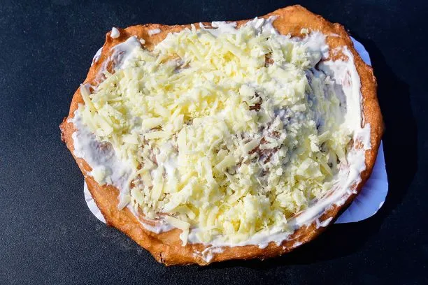Langos-ein Stück Ungarn zu Hause Der Klassiker vom Christkindlmarkt, der Langos