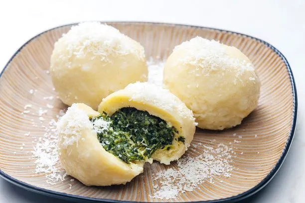 Mit Spinat gefüllte Kartoffelknödel Omas beliebtes Rezept für mit Spinat gefüllte Kartoffelknödel