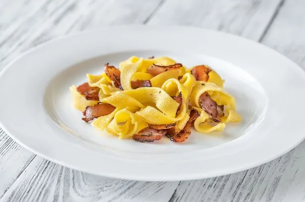 Pappardelle mit geräucherten Speck Eine leckere Pasta Variation sind Pappardelle mit geräucherten Speck