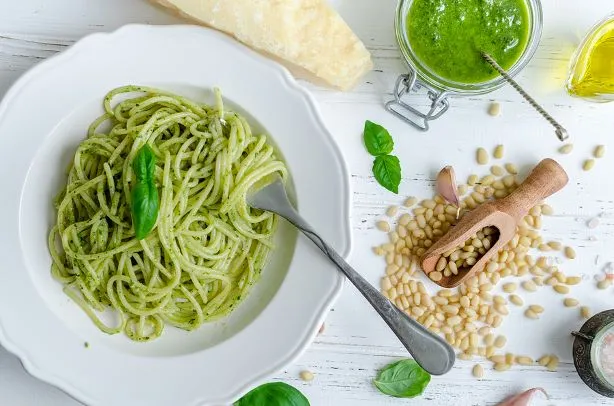 Spaghetti mit Pesto alla Genovese Jetzt Omas Rezept entdecken und gleich daheim selbst nachkochen!