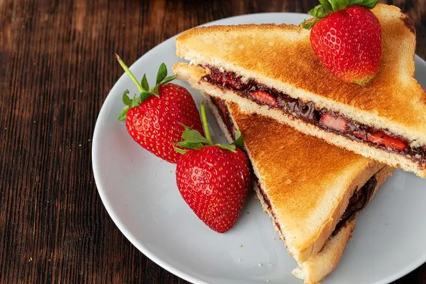 Toast mit Schoko-Nuss Aufstrich und Erdbeeren eine leckere Früchstücksidee