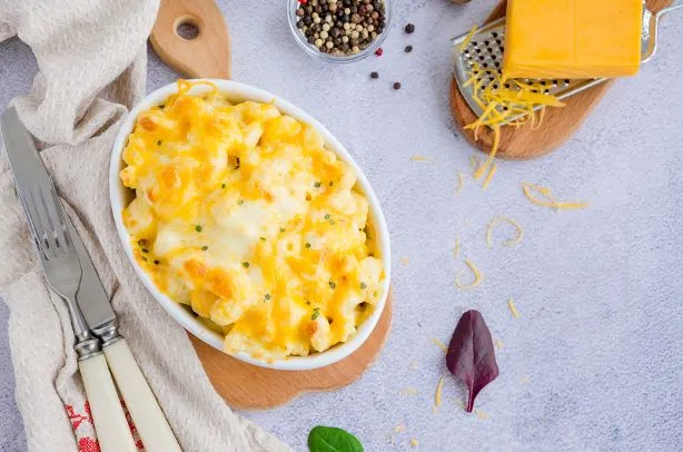 US Klassiker Mac and Cheese der Makkaroni Auflauf kommt besonders bei Käseliebhabern sehr gut an.