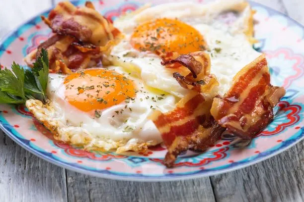 Ham and Eggs Meist werden Ham and Eggs als herzhaftes Frühstück zubereitet