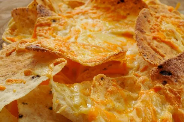 Nachos mit Käse Dip Unkompliziertes Fingerfood sind Nachos mit Käse Dip