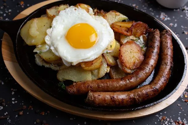 Bratkartoffel mit Wurst und Spiegelei schnelle und einfache Küche