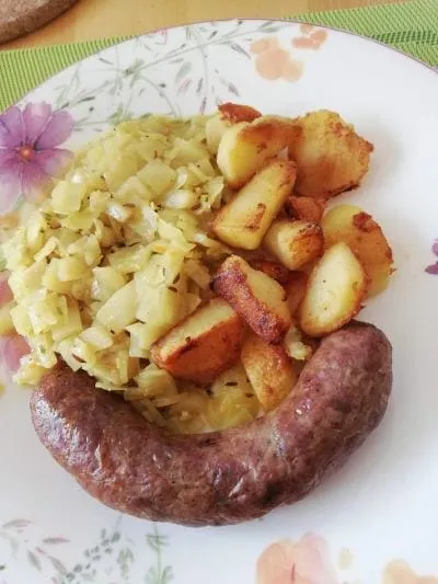 Gedünstetes Weißkraut mit Kartoffel und Bauernbratwurst Heute gab es bei Oma Fini Weißkraut gedünstet, dazu Kartoffel und Bauernbratwurst