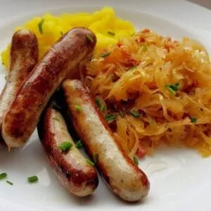 Sauerkraut mit Stampfkartoffeln und Nürnberger Würstchen Sauerkraut Mit Stampfkartoffeln Und Nuernberger Wuerstchen