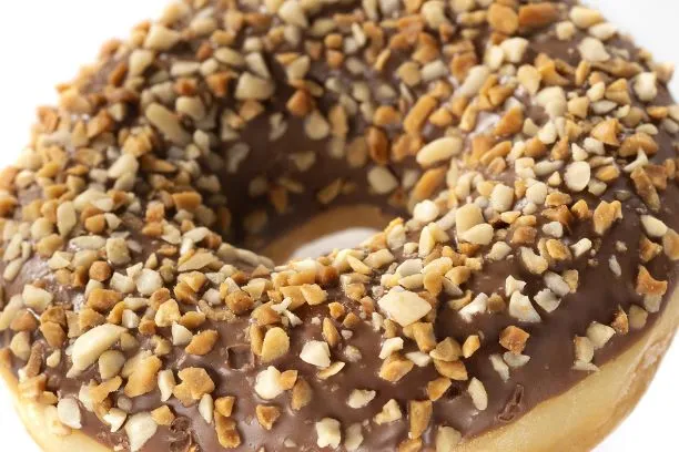 Bagels mit Schokolade und Nüssen Ein Traum aus Krapfenteig und einer zauberhaften Glasur aus voller Milchschokolade und vielen gehackten Haselnüssen