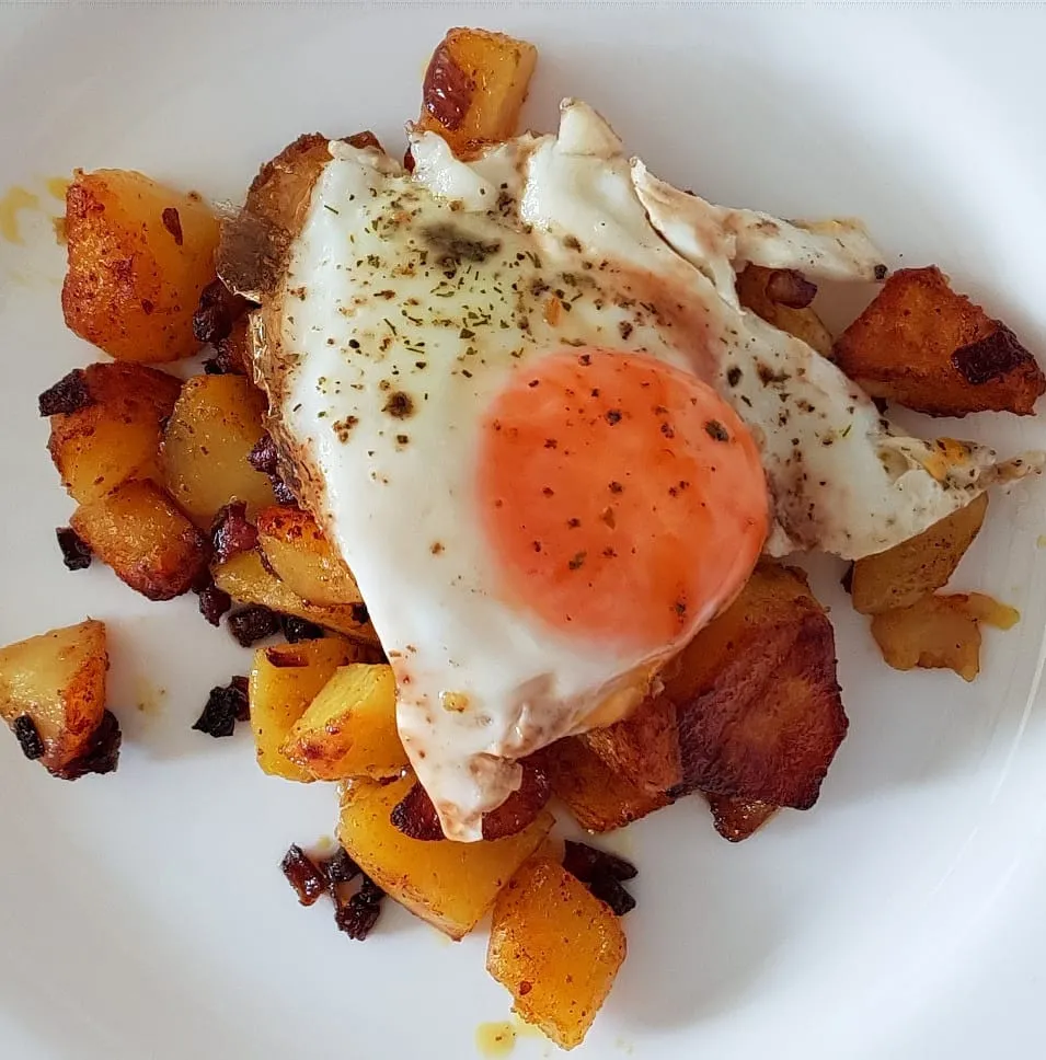 Bratkartoffel mit Spiegeleier leckere Hausmannskost