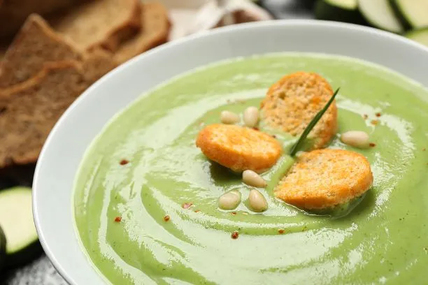 Zucchini-Cremesuppe mit knusprigen Croutons schmeckt die Suppe noch besser