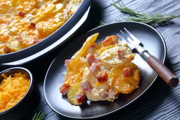 Käsiger Kartoffelauflauf mit geräuchertem Schinken Käsiger Kartoffelauflauf Mit Geräuchertem Schinken