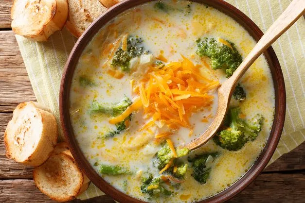 Brokkoli Käsesuppe mit Möhren Diese besonders leckere Brokkoli Möhren Käsesuppe ist sehr geschmackvoll und aromatisch.