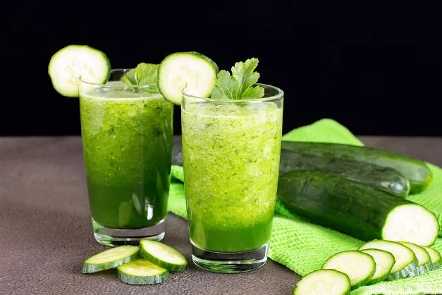 Grüner Smoothie mit Gurke und Ingwer Dieser erfrischende Drink versorgt euch mit vollen gesunden Inhaltsstoffen