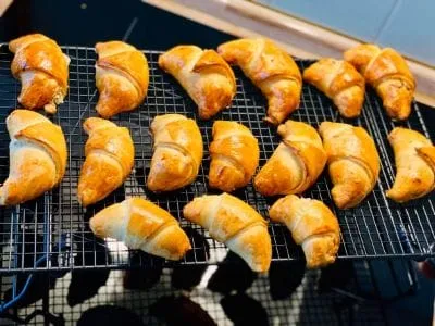 Schinken und Salamihörnchen Eine leckere Rezeptidee sind diese besonders leckeren Schinken und Salamihörnchen