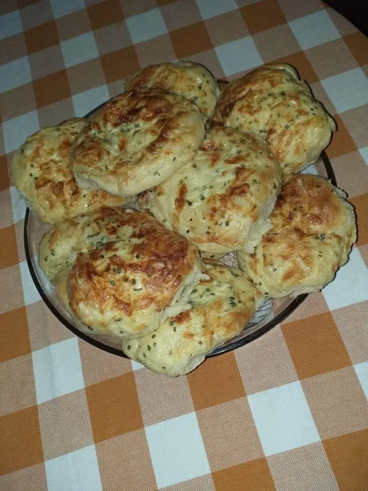 Bärlauch Brötchen Aus Oma Dragas Mehlspeisenküche gibt es heute leckere Bärlauch Brötchen