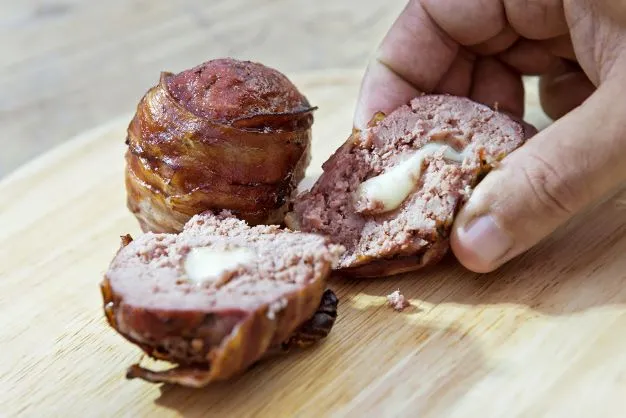 Hackbällchen im Speckmantel mit dem beliebten Klassiker durch den saftigen Käse und den knusprigen Speck verleihen sie ihm ein besonderes Feeling