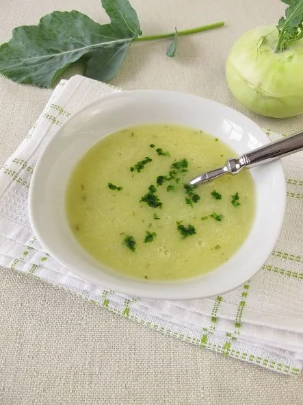 Omas Kohlrabi Cremesuppe Omas Kohlrabi Cremesuppe besticht mit einer sämigen Konsistenz