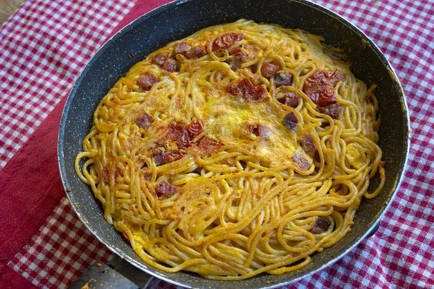 Spaghetti Frittata eine Art Omelett oder Eierkuchen mit übrig gebliebenen, abgekühlten Spaghetti
