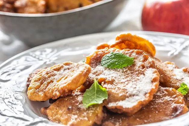 Apfelkrapfen Äpfel werden in Omas Apfelkrapfen Rezept süß in Szene gesetzt