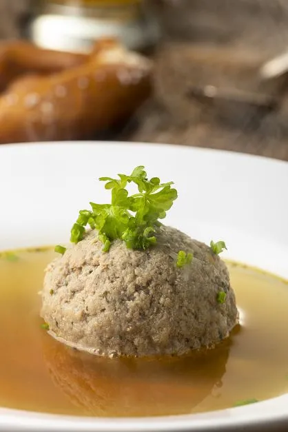 Bayrische Leberknödel Suppe das Rezept für die Bayrische Leberknödel Suppe gibt Kraft und wärmt von innen