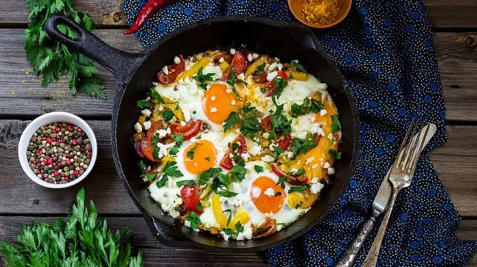 Gemüsepfanne mit Eier Ein schnelles und leicht zubereitetes Low Carb Rezept ist die Gemüsepfanne mit Eier